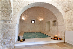 1 Notte in Camera con Terrazzino Privato con Vasca Idromassaggio Esterna anche in Suite Trullo con Vasca Idromassaggio o Mini Piscina Idromassaggio per 2 persone