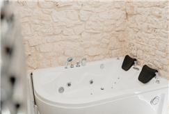 Da Giugno a Settembre: 1 Notte in Suite con Jacuzzi Idromassaggio dalla domenica al venerdì per 2 persone