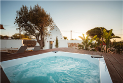 1 Notte in Trullo con Mini Piscina Idromassaggio Esterna Riscaldata per 2 persone