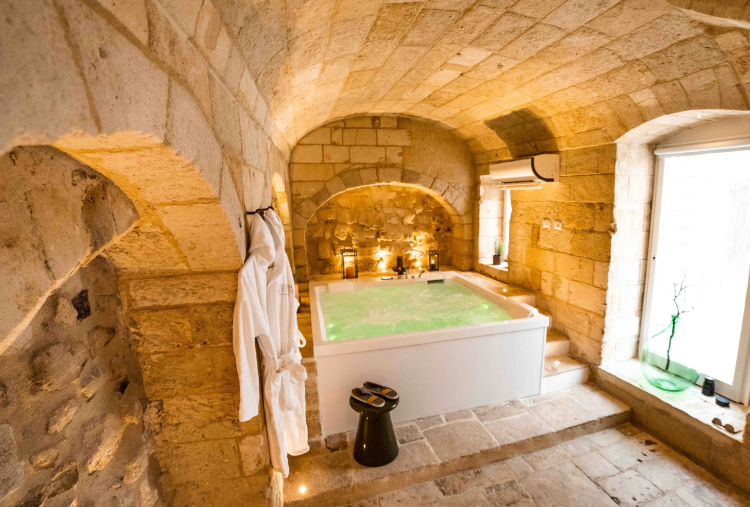 4 o 5/04: 1 Notte a Pasqua in Luxury Suite con Mini Piscina Idromassaggio per 2 persone