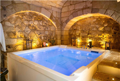 1/06: 1 Notte del 2 Giugno in Luxury Suite con Mini Piscina Idromassaggio per 2 persone