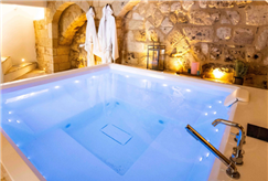 1 Notte in Luxury Suite con Mini Piscina Idromassaggio per 2 persone