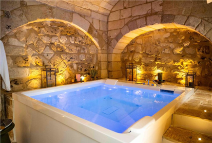 31/10 - 1/11: 1 Notte ad Halloween in Luxury Suite con Mini Piscina Idromassaggio per 2 persone