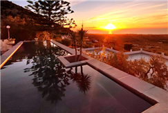 2 o 3 Notti in Villa con Mini Piscina Idromassaggio e Sauna con Accesso Privato alla Piscina Esterna fino a 6 persone