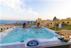 1 Notte in Camera Standard o Vista Mare anche con Aperitivo o Mezza Pensione con Utilizzo della Jacuzzi Panoramica per 2 persone