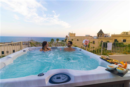 1 Notte in Camera Standard o Vista Mare anche con Aperitivo o Mezza Pensione con Utilizzo della Jacuzzi Panoramica per 2 persone