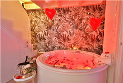 1 Notte in Suite con Private Spa con Mini Piscina Idromassaggio, Sauna, Bagno Turco e Doccia Emozionale per 2 persone
