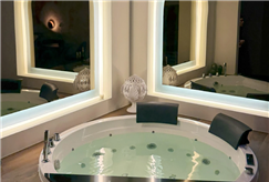 1 Notte in Suite con Private Spa con Mini Piscina Idromassaggio e Sauna con Aperitivo e Bollicine per 2 persone