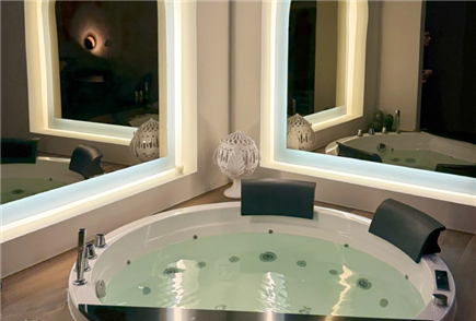 1 Notte in Suite con Private Spa con Mini Piscina Idromassaggio e Sauna con Aperitivo e Bollicine per 2 persone