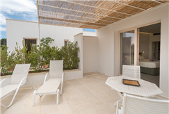 Settembre: 1 Notte in Camera Standard con Patio Esterno Privato + Accesso alla Piscina Esterna + Aperitivo per 2 persone