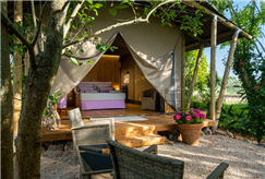 3, 4, 5 o 6/04: 1 Notte a Pasqua in Camera con Patio Esterno Privato o in Glamping in Tenda con Aperitivo con Drink per 2 persone