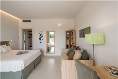 1 Notte in Camera con Patio Esterno Privato o in Glamping in Tenda con Aperitivo con Drink per 2 persone