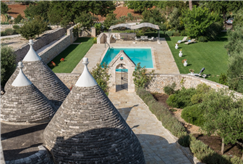 2 o 3 Notti in Valle d'Itria anche in Trullo con Mini Piscina Idromassaggio con Accesso alla Piscina e Vasca Idromassaggio Esterna per 2 persone 