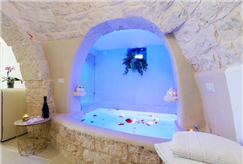 Maggio, Giugno, Settembre (dal 15 in poi) e Ottobre: 2 Notti in Trullo con Mini Piscina Idromassaggio per 2 persone
