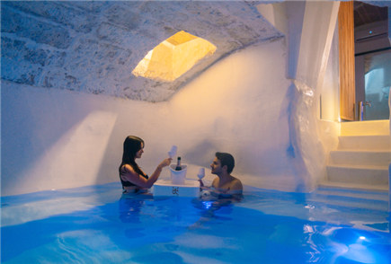 1 Notte con Spa Privata con Piscina Idromassaggio in Grotta, Sauna e Bagno Turco per 2 persone