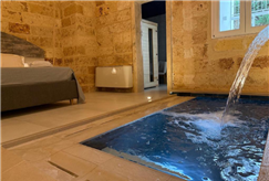 1 Notte in Suite con Private Spa con Piscina Idromassaggio Riscaldata e Sauna con Accesso alla Piscina Esterna per 2 persone