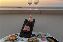 1 Notte in Camera Vista Mare con Terrazza Panoramica con Lettini anche con Bottiglia di Champagne e Menù Sushi Servito in Camera per 2 persone