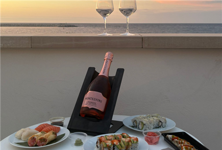 1 Notte in Camera Vista Mare con Terrazza Panoramica con Lettini anche con Bottiglia di Champagne e Menù Sushi Servito in Camera per 2 persone