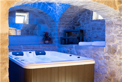 1 Notte in Trullo con Vasca Idromassaggio con Cromoterapia per 2 persone