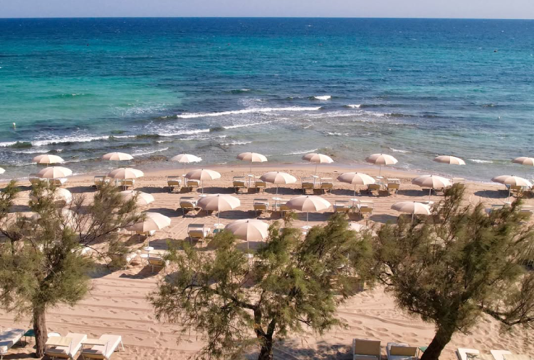 Anche Sabato e Domenica: Accesso al Lido con Ombrellone, Lettino, Telo e Light Lunch con Pizza per 2 o 3 persone	