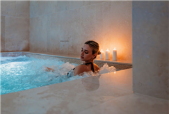 4 o 5/04: 1 Notte a Pasqua con Spa Privata con Piscina Idromassaggio in Grotta per 2 persone