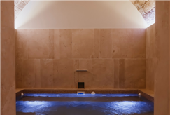 24, 25 o 26/04: 1 Notte del 25 Aprile con Spa Privata con Piscina Idromassaggio in Grotta per 2 persone