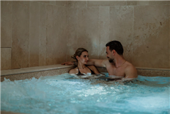 1/06: 1 Notte del 2 Giugno con Spa Privata con Piscina Idromassaggio in Grotta per 2 persone