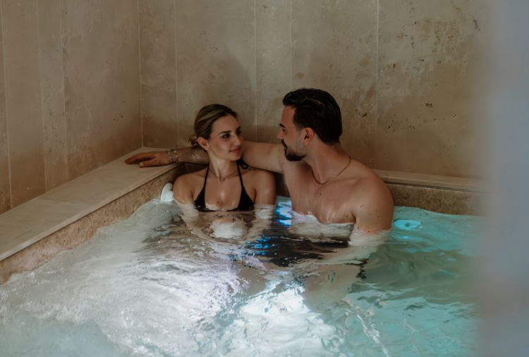 Percorso Benessere Esclusivo e Riservato con Piscina Idromassaggio in Grotta per 2 o 3 persone