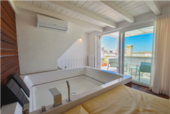 1 Notte in Suite con Terrazzino Privato con Vasca Idromassaggio per 2 persone