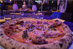 Anche Sabato a Cena: Menù Pizza con Antipasti e Dessert per 2 o 3 persone 