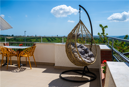 Abruzzo: 1 Notte tra la Natura con Visite Guidate tra Cantina e Vigneto con Degustazione e Aperitivo per 2 persone