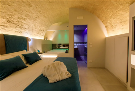 1 Notte in Suite con Vasca Idromassaggio con Cromoterapia e Bottiglia di Bollicine per 2 persone