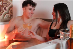 Day Use di Coppia di 3 Ore in Suite con Vasca Idromassaggio con Snack e Bollicine per 2 persone