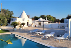 1/06: 1 Notte del 2 Giugno in Trullo con Vasca Idromassaggio con Accesso alla Piscina Esterna per 2 persone
