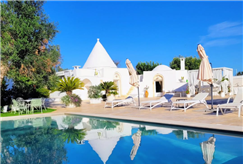 30/04, 1 o 2/05: 1 Notte del 1° Maggio in Trullo con Vasca Idromassaggio con Accesso alla Piscina Esterna per 2 persone