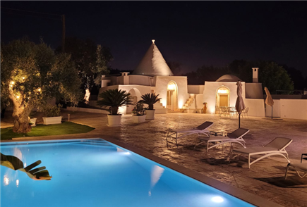 Dal 23 al 26 Dicembre: 1 Notte a Natale in Trullo Esclusivo e Riservato con Vasca Idromassaggio per 2 persone