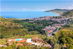 Da Aprile: 1 Notte in B&B o Mezza Pensione in Campania con Accesso alle Piscine Esterne e al Beach Club con Ombrellone e Lettini per 2 persone