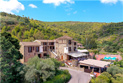 Dal 24 Aprile al 2 Maggio: 2 Notti in Campania tra 25 Aprile e 1° Maggio in B&B o Mezza Pensione con Accesso alle Piscine Esterne per 2 persone