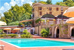 Da Giugno a Settembre: Da 2 a 7 Notti in B&B o Mezza Pensione in Campania con Accesso alle Piscine Esterne e al Beach Club con Ombrellone e Lettini per 2 persone