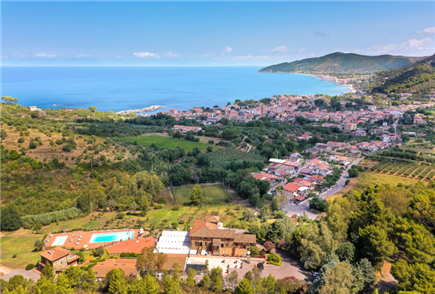 Da Aprile: 1 Notte in B&B o Mezza Pensione in Campania con Accesso alle Piscine Esterne e al Beach Club con Navetta, Ombrellone e Lettini inclusi per 2 persone
