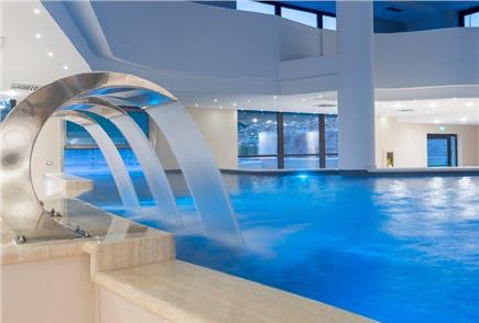 1 o 2 Notti in Abruzzo con Accesso all'Area Benessere con Piscina Interna ed Esterna Riscaldata per 2 persone