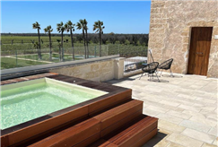 Dall'1 al 19 Aprile: 1 Notte in Suite con Vasca Idromassaggio su Terrazza Panoramica in B&B per 2 persone