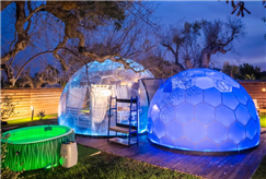 30/04, 1 o 2/05: 1 Notte del 1° Maggio in Cupola con Vasca Idromassaggio Riscaldata con Apericena, Bottiglia di Vino e Bouquet Floreale per 2 persone