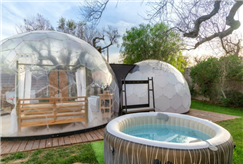 1 Notte in Cupola con Vasca Idromassaggio Riscaldata con Apericena, Bottiglia di Vino e Bouquet Floreale per 2 persone