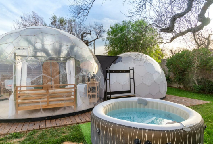 1 Notte in Cupola con Giardino Privato con Vasca Idromassaggio Riscaldata con Colazione Servita, Apericena con Bottiglia e Omaggio Floreale per 2 persone