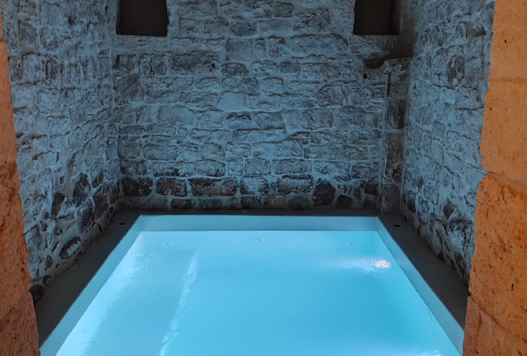 1 Notte anche in Suite con Mini Piscina Idromassaggio in Pietra con Accesso alla Piscina Esterna per 2 persone