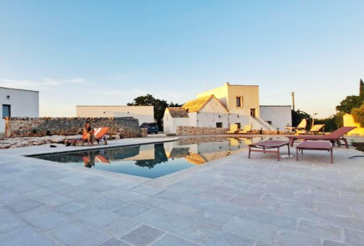 1 Notte anche in Suite con Mini Piscina Idromassaggio in Pietra con Accesso alla Piscina Esterna per 2 persone