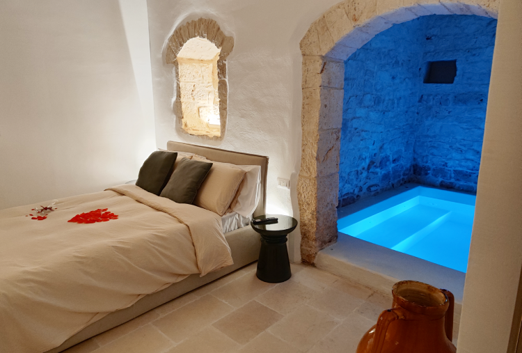 1 Notte anche in Suite con Mini Piscina Idromassaggio in Pietra con Accesso alla Piscina Esterna per 2 persone