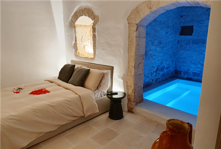 1 Notte anche in Suite con Mini Piscina Idromassaggio in Pietra con Accesso alla Piscina Esterna per 2 persone
