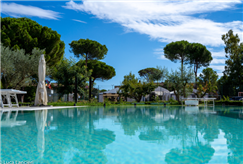 1 o 2/06: 1 Notte del 2 Giugno in Mezza Pensione con Accesso alla Piscina Esterna per 2 persone